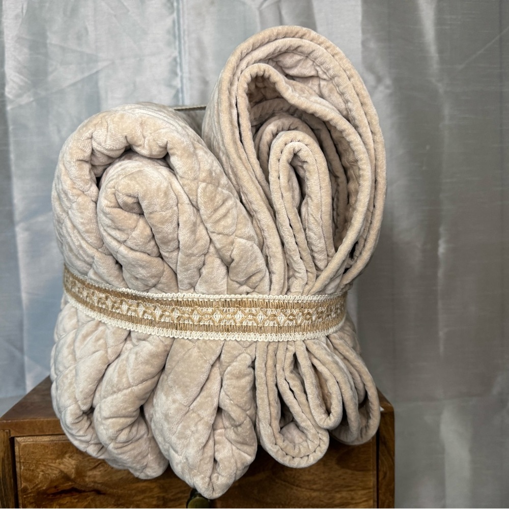 Home Comfort Beige Quilt - Picture 3 of 7